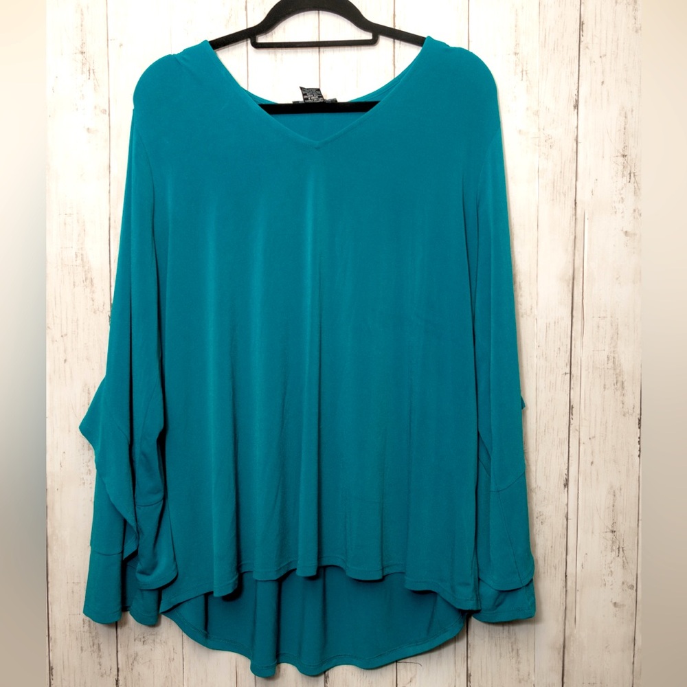 Comfortable teal blouse with peplum sleeves.